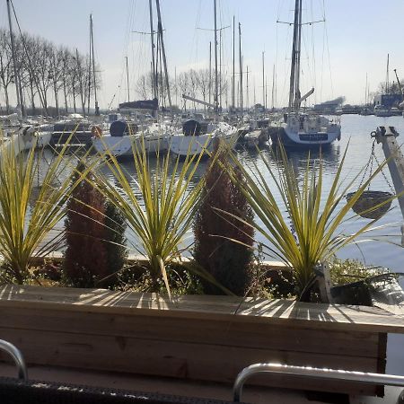 Отель Magnifique Bateau Maison Уистреам Экстерьер фото