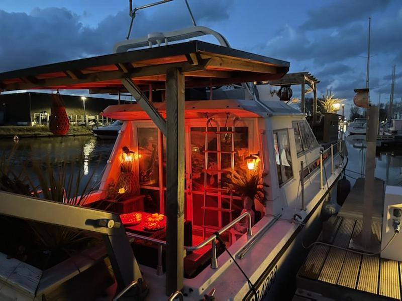 Отель Magnifique Bateau Maison Уистреам Экстерьер фото