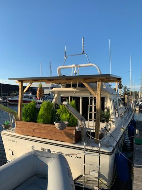 Отель Magnifique Bateau Maison Уистреам Экстерьер фото