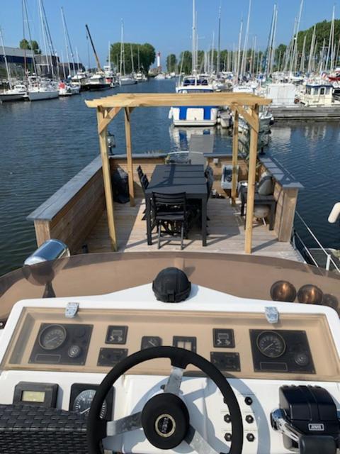 Отель Magnifique Bateau Maison Уистреам Экстерьер фото