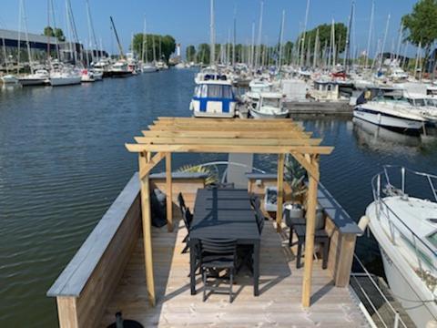 Отель Magnifique Bateau Maison Уистреам Экстерьер фото